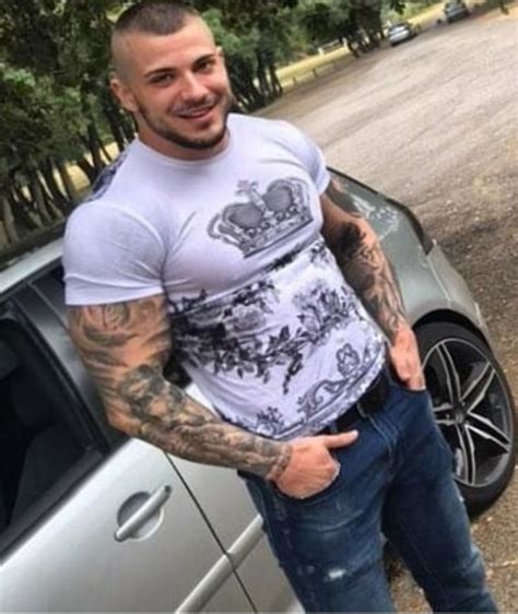 Pin by MUSCLE MEN JEANS on MACHOS MÚSCULOSOS EN JEANS Tatted guys Mens tshirts Mens tops
