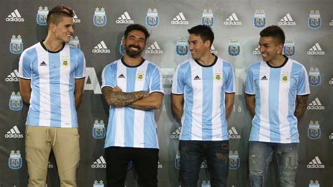 Línea de vida 24 horas. Los jugadores de la Selección Argentina presentaron la ...