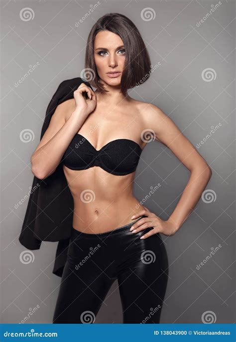 Tan Topless Het Lichaam Van De Schoonheidsvrouw Het Hoge Model Van Het