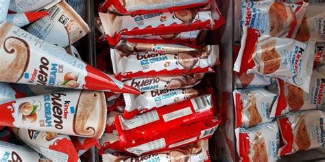 Amazing homemade ice cream with crushed kinder buenos mixed in. Kinder Bueno Ice Cream Has Arrived In Dublin | www.98fm.com