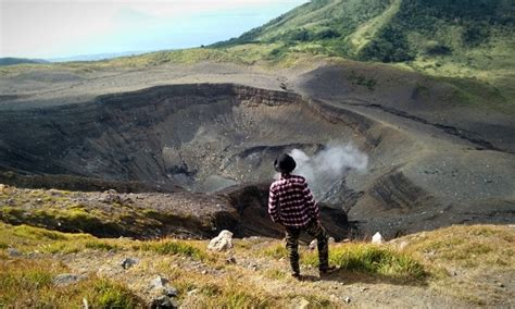 Gunung Lokon Menikmati Pemandangan Kawah Belerang Aktif Di Tomohon