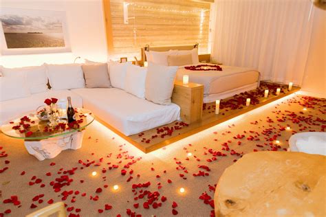 Romantic Hotels Room Decoration Flower Petal Candle Hotel Room