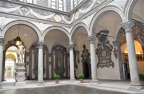 La Cour Du Palazzo Medicis Riccardi Michelozzo Michelozzi Florence