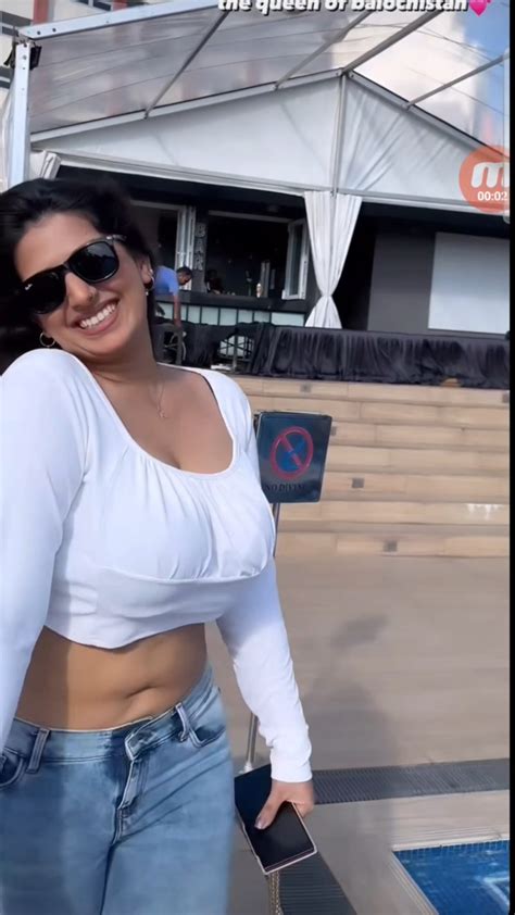 rashi kirmani hot big boobs and navel in white tshirt jeans