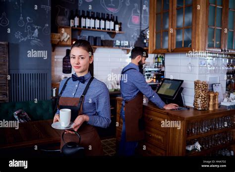Kellnerin Kellner Arbeiten Bei Cafe Bar Restaurant Stockfotografie Alamy