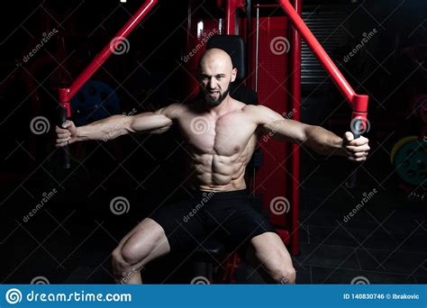 Homme Musculaire Bel Flchissant Des Muscles Dans Le Gymnase Photo