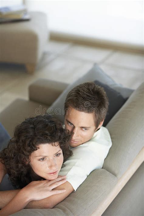 Junge Paare Die Auf Couch Sich Entspannen Stockbild Bild Von Entspannung Paare 33894031