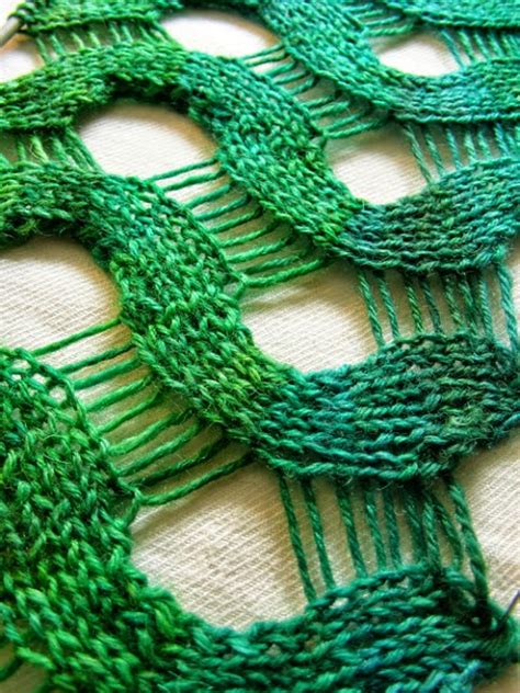 Aprende a tejer distintos tipos de puntos a ganchillo o crochet.puedes ver todos los puntos y las labores tejidas con ellos.todo explicado con todo detalle. Punto ondas calado con dos agujas - paso a paso | Crochet ...