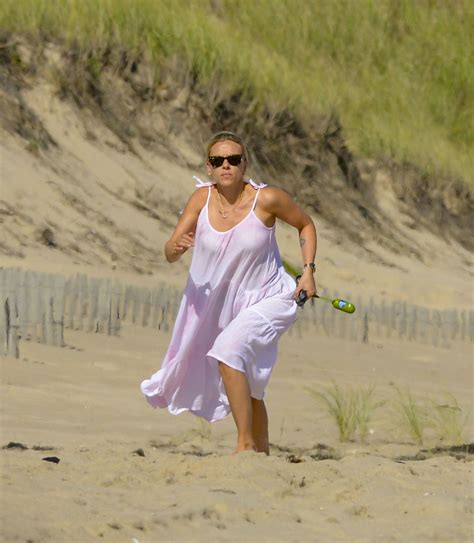 Scarlett Johansson Is Gespot Op Het Strand In The Hamptons 33 Foto S
