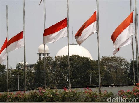 Bendera setengah tiang (bahasa inggris: Mendikbud Minta Masyarakat Kibarkan Bendera Setengah Tiang ...