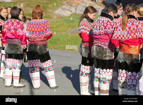 Les Femmes Portant Des Inuits Groenlandais Traditionnel Costume National Ou Kalaallisuut à