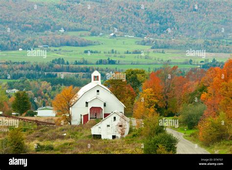 Barn Near Irasburg Vermont Usa Stock Photo Alamy