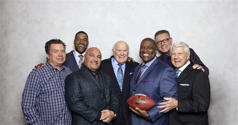 Snl Spoofs Michael Strahan Terry Bradshaw And Nfl On Fox Crew In
