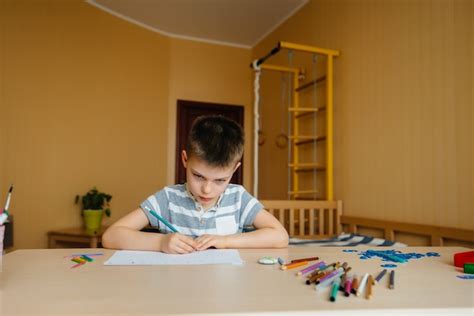 Un Niño En Edad Escolar Hace La Tarea En Casa Entrenamiento En La