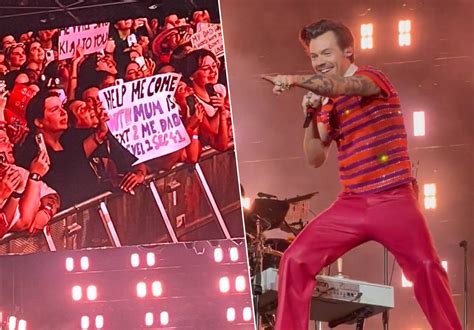 Harry Styles Helpt Fan Met ‘coming Out Bij Ouders Tijdens Concert En Maakt Er Meteen Heus