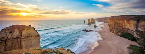 The great ocean road spans 200 kilometers, from port campbell in the west to torquay in the east. Great Ocean Road Coastal Highlights & Otway Rainforest ...