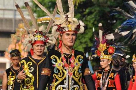 Jenis Baju Adat Kalimantan Barat Dengan Keunikannya Budayanesia