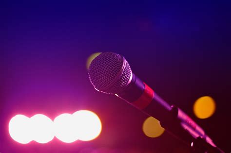 Nyanyi Serasa Konser Dengan Daftar Lagu Karaoke Berikut