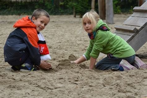 Copii Care Se Joaca In Nisip Scoala Intuitext Inveti Cu Placere