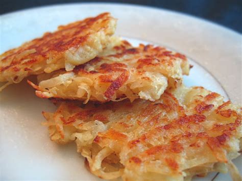 Simple to make, crisp and tasty they are great eaten add a pinch of salt and stir using a spoon tp mix everything together. Recipe: Traditional Potato Latkes for Chanukah - The Three Tomatoes