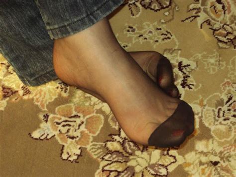 Persian Feet پرژن فیت عکس پاهای دختر ایرانی با جوراب نازک، برای علاقه مندان جوراب