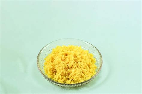 Arroz amarelo cozido em um prato porção de arroz amarelo cozido nasi