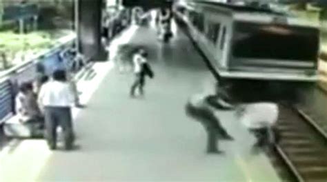 Policía Salva A Suicida En El Metro Video El Gráfico Historias Y