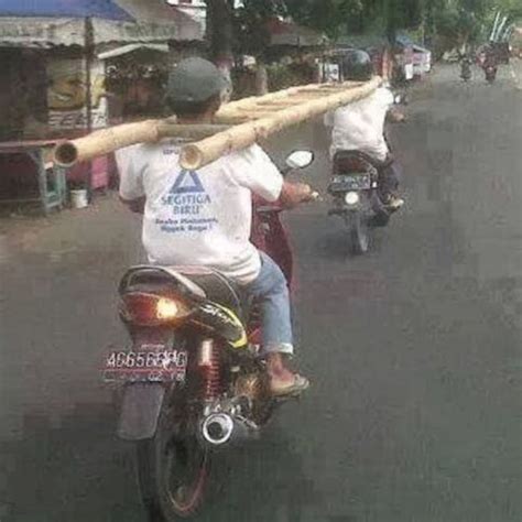 16 funny pictures showing indonesia s love affair with motorbikes wowshack