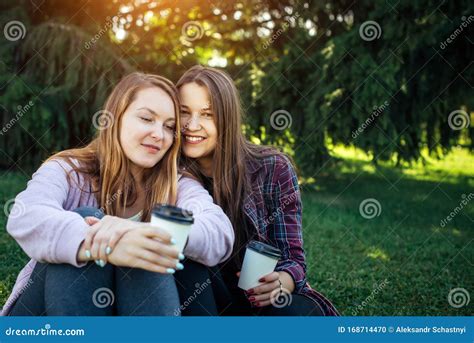 Portret Van Twee Jonge Mooie Meisjes Naast Elkaar Op Het Groene Gras In