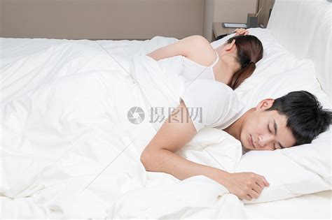 情侣夫妻背对背睡觉高清图片下载 正版图片500609971 摄图网