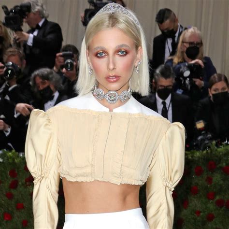 Best Met Gala Looks Blonde Bob Hairstyles Met Gala Red Carpet Emma Chamberlain Platinum