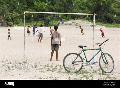 Niños Jugando Al Fútbol En Campo De Tierra En El Barrio Esfuerzo