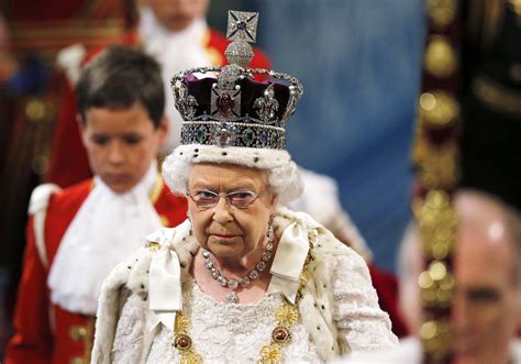Rainha Elizabeth Ii Quebra Protocolo Para Usar Look Mais Casual Claudia