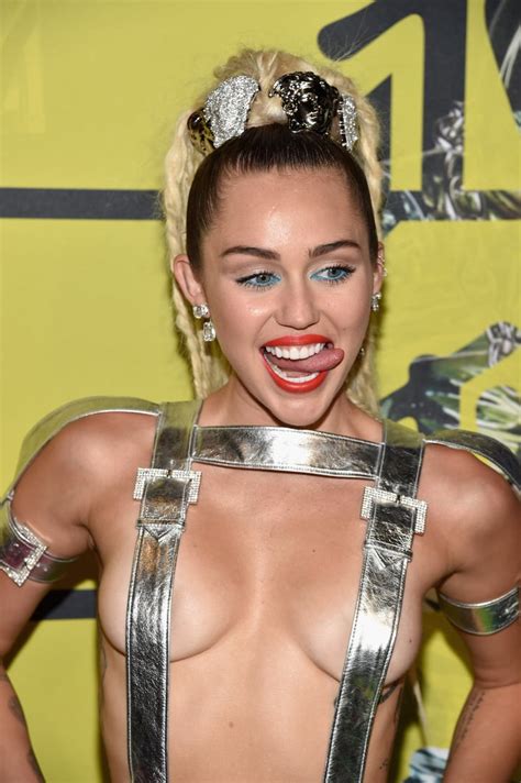 Miley Cyrus At The Mtv Vmas 2015 Pictures Popsugar Celebrity Photo 6