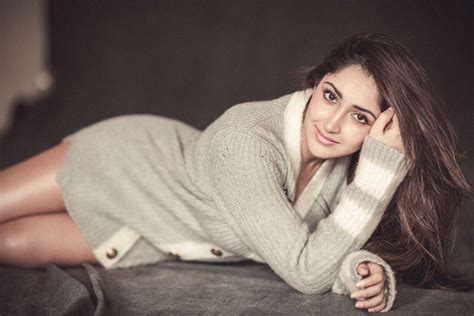 Top Best Actress Sayesha Saigal Hot Images And HD Wallpapers Cinejolly
