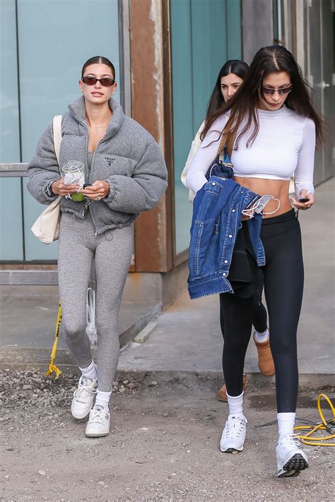 Bella Hadid y Hailey Bieber llevan leggings de lujo en Los Ángeles Vogue