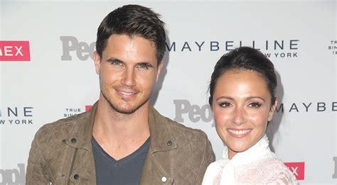 Robbie Amell Italia Ricci Are Officially United States Citizens Italia Ricci Robbie Amell