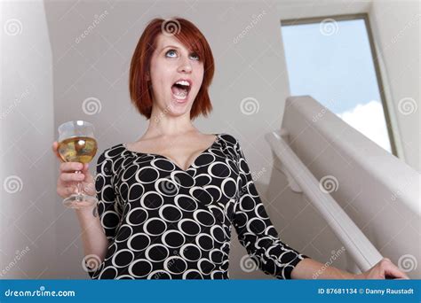 de dronken vrouwen zingt stock foto image of kleding 87681134
