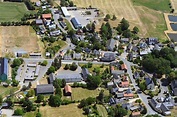 Reuth von oben - Dorfkern am Feldrand in Reuth im Bundesland Sachsen ...