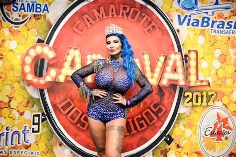 Sabrina Boing Boing surpreende com cabelo pintado de azul em ensaio de Carnaval Notícias BOL