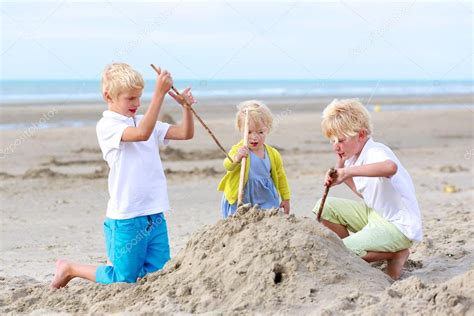 Niños Felices Jugando En La Playa Fotografía De Stock © Cromary