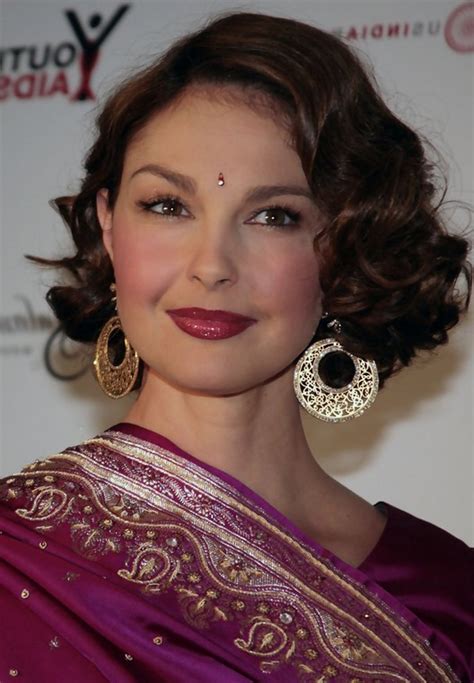 Ashley Judd Short Finger Wave Hairstyle For Round Faces Styles Weekly