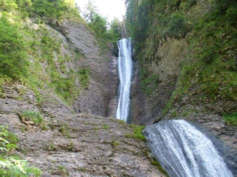 Peștera din duruitoarea veche este săpată în stânca de deasupra satului, la o înălțime de 33 de metri, iar cele. Traseul statiunea Durau - Cascada Duruitoarea - Cabana Dochia