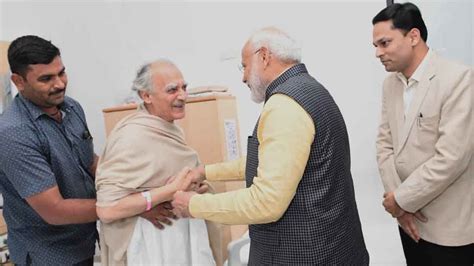 Pm Modi Visits Former Union Minister Arun Shourie In Pune Hospital