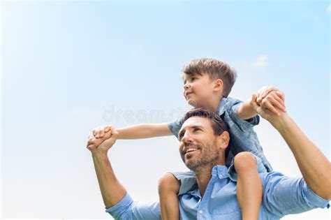 Padre E Hijo Junto Foto De Archivo Imagen De Hombres 70944666