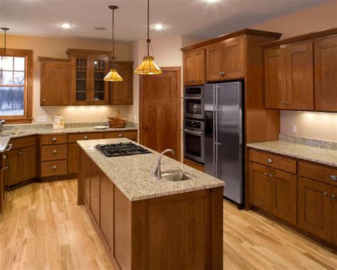 By teena apeles november 20 red oak with pink undertones is a particularly popular choice for traditional kitchen cabinets, while its appeal is the light brown color and strong grain, which give it a comfortable, slightly rustic feel. Oak Kitchen Cabinets | Houzz