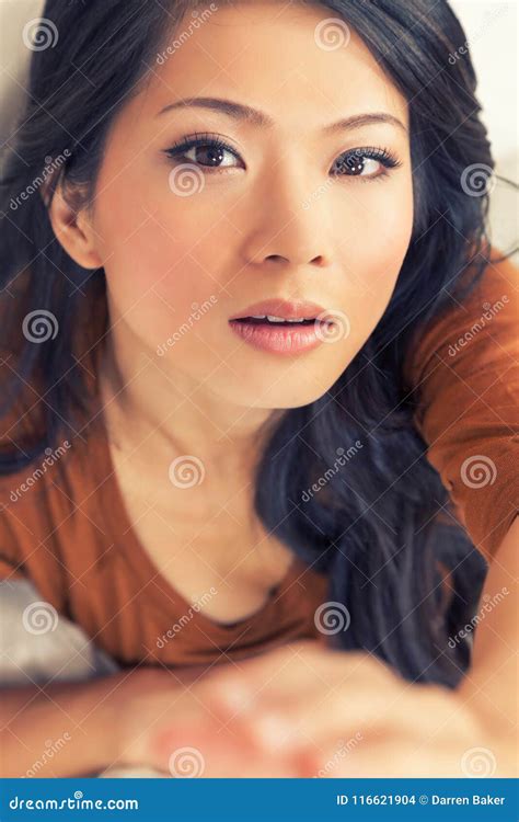 Mooie Chinese Aziatische Vrouw Die Aan Camera Bereiken Stock Foto Image Of Aziatisch Wijfje