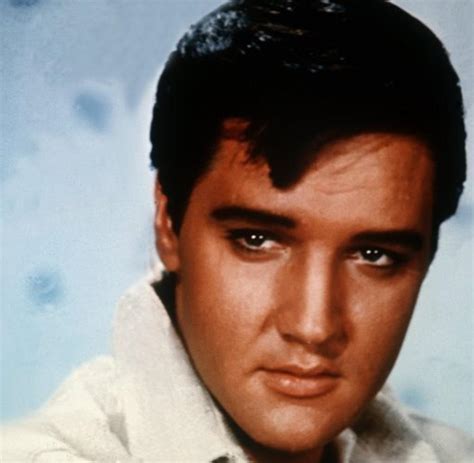 Breite schultern und eine große statur galten schon immer als männliches schönheitsideal. Elvis Presley: Das Leben des King of Rock 'n' Roll ...
