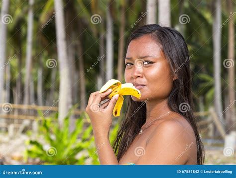 Fille De Philippine Mangeant La Banane Photo Stock Image Du Sain Brune 67581842