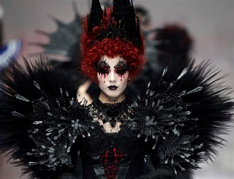 China Fashion Week 2011 Models Presents ‘mgpin’ Gothic Make Up Styling Creations [photos